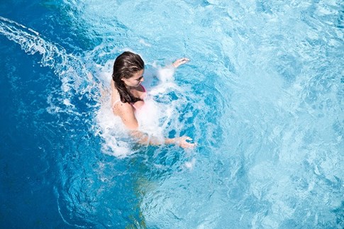 Eine Frau im Wasser der Kristall Therme Bad Hönningen
