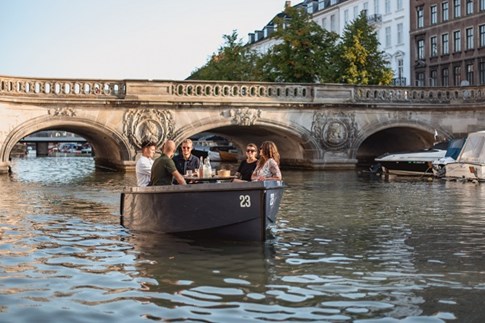 Eine Gruppe von Freunden in einem GoBoat in Kopenhagen