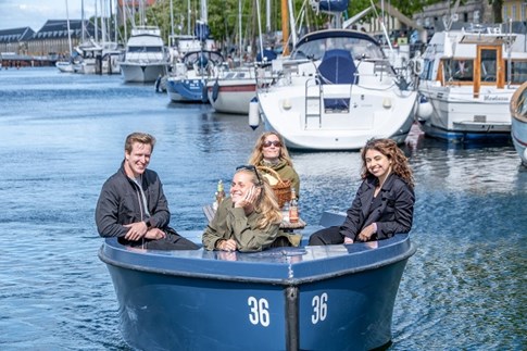 Vier Freunde in einem GoBoat in Kopenhagen
