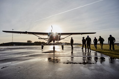 Ein Kleinflugzeug und Fallschirmspringer von Dropzone Denmark