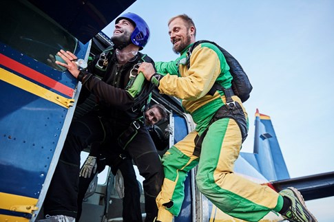 Zwei Fallschirmspringer von Dropzone Denmark bereiten sich auf den Sprung aus dem Flugzeug vor