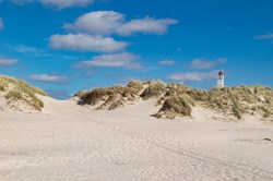 Blavand Leuchtturm am Strand unter einem strahlend blauen Himmel