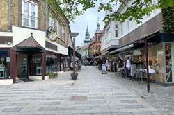 Fußgängerzone mit Geschäften im Stadtzentrum von Lemvig mit Blick auf den Kirchturm, Jütland, Dänemark