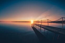Steg bei Sonnenufgang am Limfjord, Dänemark