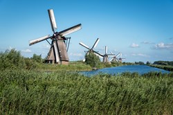 Wunderschöne holländische Windmühlenlandschaft am Kinderdijk in den Niederlanden