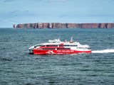 Die FRS-Helgoline-Fähre auf dem Wasser vor Helgoland
