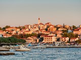 Kleine Mittelmeerstadt Segel Donji in Kroatien