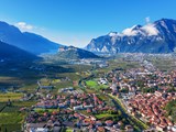 Luftaufnahme der Stadt Arco in Italien