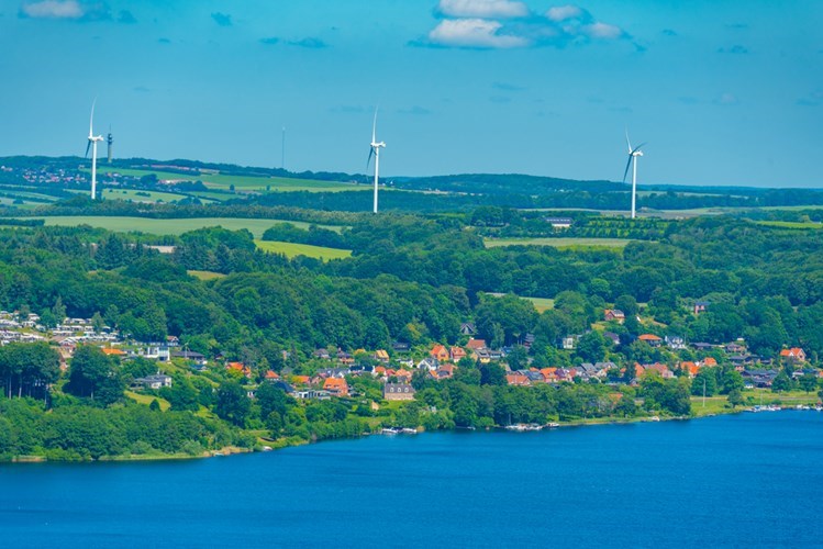 Zentraljütland in Dänemark mit Wald, Feldern und Windmühlen