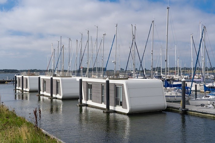 Moderne Hausboote an der deutschen Ostsee