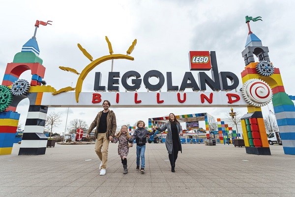Eine Familie am Eingang von LEGOLAND® in Billund