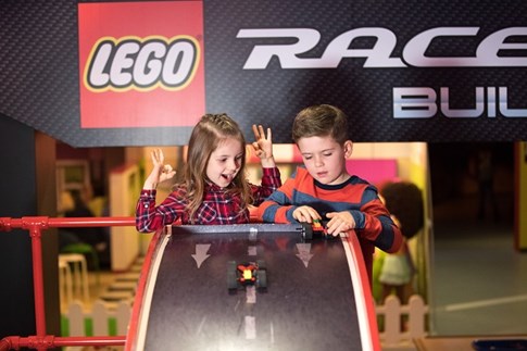 Zwei Kinder spielen mit Rennautos im LEGOLAND Discovery Centre Oberhausen