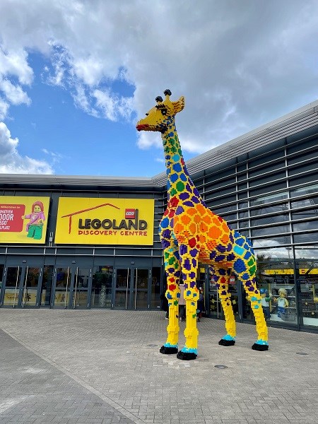 Eine Giraffe aus Lego steht vor dem Eingang zum LEGOLAND Discovery Centre Oberhausen
