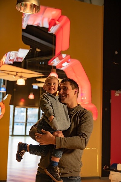 Papa hält seinen Sohn auf dem Arm im LEGOLAND Discovery Centre Oberhausen