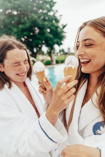 Zwei junge Frauen essen Eis in der Königlichen Kristalltherme Schwangau