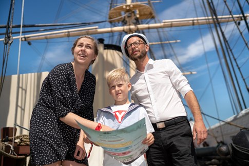 Eine Familie besucht die Fregatte Jylland