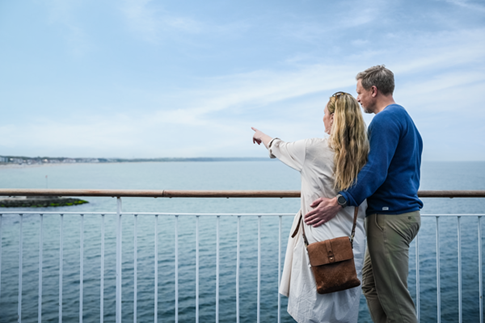 Paar auf einer Scandlines-Fähre