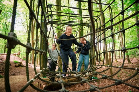 Drei Teenager-Mädchen klettern im WOW PARK