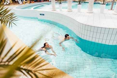 Zwei junge Menschen die in der Kristall Therme Bad Klosterlausnitz schwimmen