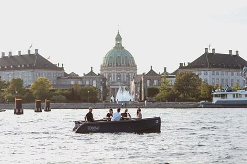 Ein GoBoat vor dem Schloss Amalienborg