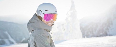 Eine lächelnde Skifahrerin