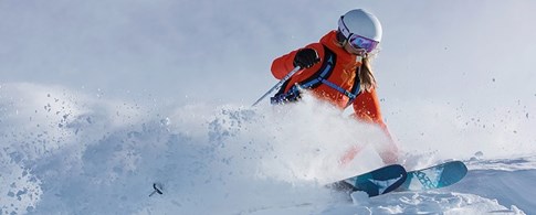 Eine Frau fährt Ski-Alpin