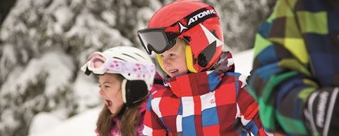 Skifahrende Kinder im Schnee