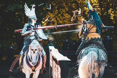 Zwei Ritter auf Pferden, die gegeneinander kämpfen