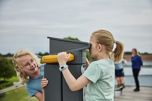 Kinder schauen durch ein Fernglas im Museum Kongernes Jelling