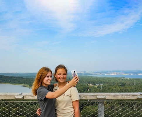 Zwei Mädchen am Selfie machen - Naturerbe Zentrum Rügen
