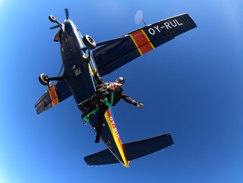 Zwei Tandemspringer von Dropzone Denmark, fotografiert von unten kurz nach dem Sprung aus dem Flugzeug