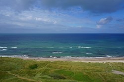 Blick vom Leuchtturm in Hanstholm auf die Küste