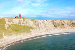 Blick vom Meer auf den berühmten Leuchtturm Bovbjerg Fyr am Abend in Jütland
