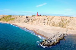 Blick vom Meer auf den berühmten Leuchtturm Bovbjerg Fyr in Jütland, Dänemark