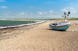 Fischerboot am Strand von Klitmøller, Dänemark