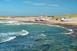 Fischkutter am Strand von Nørre Vorupør, Nordsee, Thy, Jütland, Dänemark