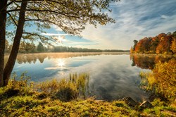 Herbstliche Seenlandschaft im Oktober