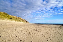 Herrliche Klippen am Strand an der dänischen Nordseeküste bei Ferring, beleuchtet vom Abendlicht