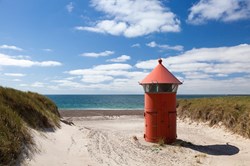 Kleiner roter Leuchtturm in den Dünen bei Agger Tange, Jütland, Dänemark
