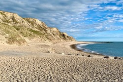 Klippen und Strand an der Bovbjerg-Küste bei Ferring in Dänemark an einem sonnigen Tag