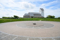 Blick auf Verstervig Abbey mit Parkplatz