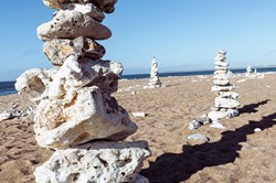 Steinmänner stehen auf dem Sandstrand von Klitmöller an der Westküste von Jütland, Dänemark