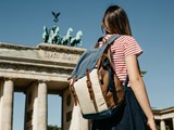 Teenager in Berlin am Brandenburger Tor