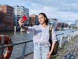 Teenager macht Selfie in Hamburg