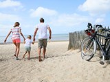 Fahrräder und Familie am Meer
