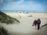 Spaziergänger gehen zum Strand (Nordsee)