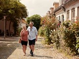 Ein Paar spaziert durch die Møllestien in Aarhus