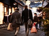Ein Paar beim Weihnachtsshopping in Aarhus
