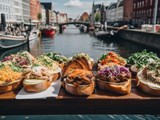 Dänisches Smørrebrød vor einem Kanal in Kopenhagen
