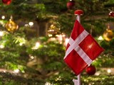 Weihnachtsbaum mit dänischer Flagge